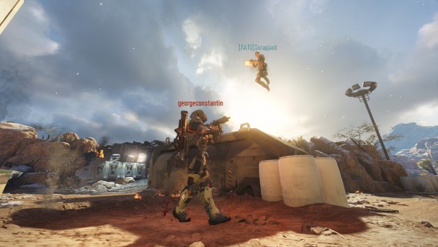Immagine del multiplayer in cui un soldato a svariati metri di altezza spara ad uno coi piedi saldamente a terra.