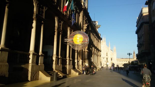 Foto dell'esterno di Palazzo Giureconsulti, con il Duomo sullo sfondo.
